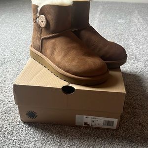 Ugh Mini Bailey Button II size 6 New in box